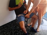 Madrastra cachonda se come toda la polla de su hijastro mientras su marido no esta en casa, ella aprovecha para darle una rica leccion